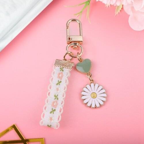 2021 Fashionable Cute Little Daisy Keychain Pendant Tide Personality Schoolbag Pendant Couple Car Charm Key Chain