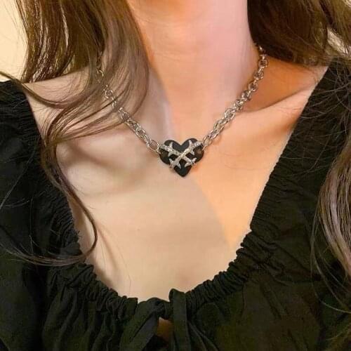 Thorns Heart Pendant Necklace for Women Black Short Necklaces Female Clavicle Chain 2021 Fashion Jewelry Simple New
