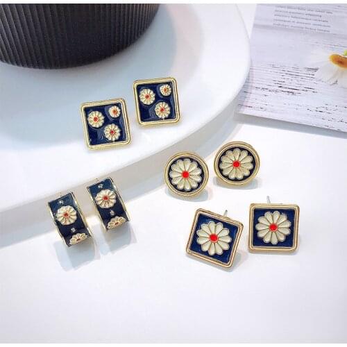 2021 New Vintage Small Daisy Flower Enamel Geometric Metal Stud Earring For Women 90s Girls Y2k Jewelry Party Gifts Wholesale