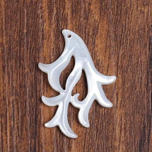 20pcs Natural white And Yellow antler pendant with hole MOP deer horn