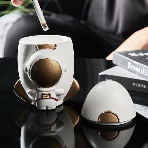 Personality creative anti-flying ash astronaut rocket with lid ashtray household coffee table ornaments