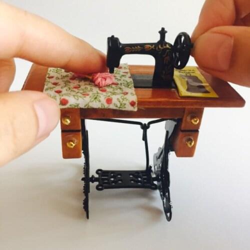 Retro Vintage Sewing Machine Dollhouse Miniature 1:12 Scale Fairy Doll Home Life Scene For Kid Children Holidays Gift