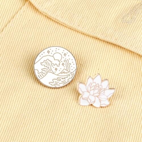High Quality Flower Wave Enamel Pins Simple White Color Lapel Pin Jewelry Gift for Women New Fashion Bag Badge Decoration Brooch