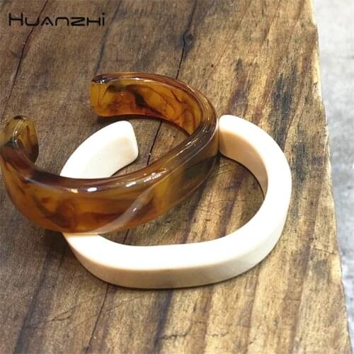 HUANZHI 2021 New Acrylic Resin Geometric Circle Irregular Open Bangle Minimalist Style Bracelet for Women Girls Jewelry