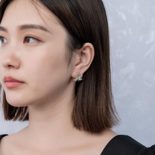 New Jewelry Texture Creative Maple Leaf Crystal Asymmetric Exquisite Earrings Fashion Personality Womens Earrings Oorbellen