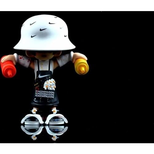 G-Dragon Graffiti Little Daisy Doll Model Boxed Figure Car Decoration 24.5cm