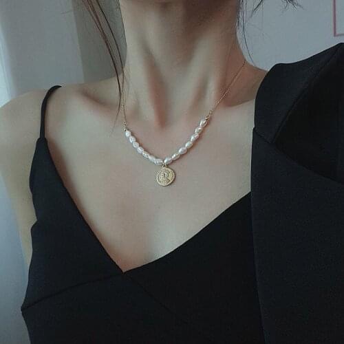 VSnow Simple Baroque Natural Pearl Pendant Necklace for Women Gold Coin Queen Portrait Twist Chokers Necklaces Fashion Jewelry
