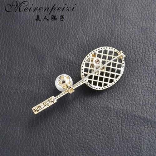 Meirenpeizi Badminton Pin Crystal Rhinestone Vintage Pearl Racket Brooches Pins Fashion Gifts for Friends Jewelry Funny Lapel