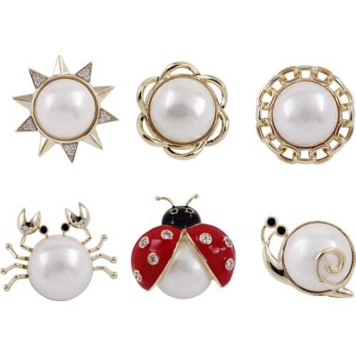 Creative Iron-Absorbing Stone Anti-Glare Buckle Brooch Free Perforation Magnetic Corsage Small Collar Pin With Jewelry Female
