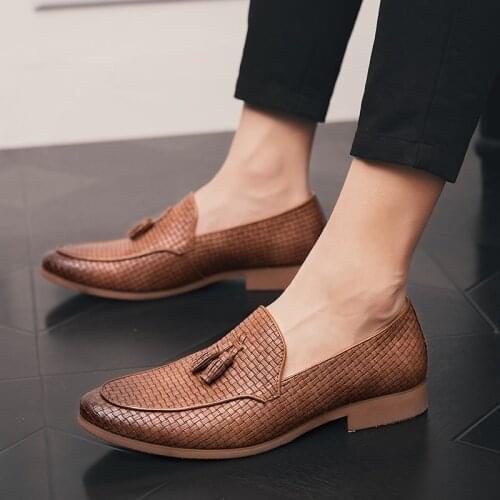 New Trendy Mens Pointed Woven Tassel Style Slip On Oxford Shoes Moccasins Wedding Prom Formal Footwear Zapatos Hombre Vestir