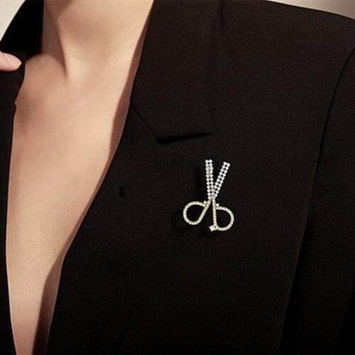 New Fashion Crystal Imitation Pearl Scissors Shape Brooches For Women Trendy Suits Coat Brooch Pin Party Clothing Accessories