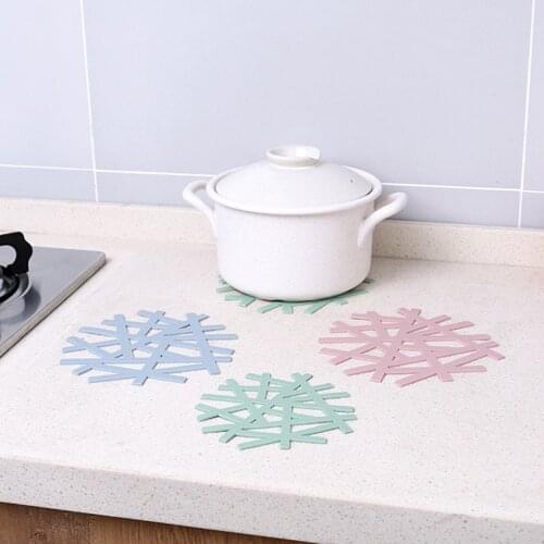 Snowflake Heat Resistant Tablecloth Solid Color Hollow Household Casserole Pad PP Anti-hot Mat