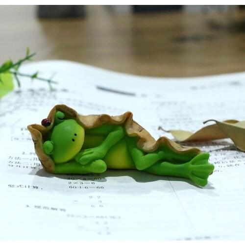 Resin Frog Statue Sculpture Collectible Animal Art Home and Fairy Garden Car Decoration Accessories Perfect Gifts and Souvenirs