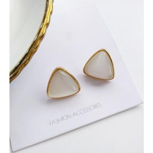 Retro Simple Geometric Triangle Ear Clip Earrings Elegant Small White Resin Stone Triangle Clip on Earrings Wtihout Piercing