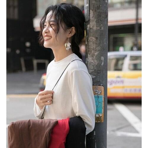 Solid color long sleeve T-shirt womens autumn and winter loose black and white students wear versatile Korean top round neck