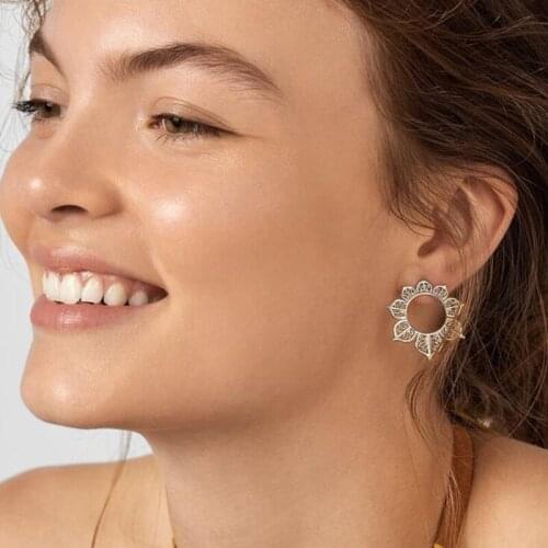 Korean Earrings For Women Gold /Silver Color Statement Earrings Flower Circle Pendientes Fashion Stud Earrings Jewelry Fiendship