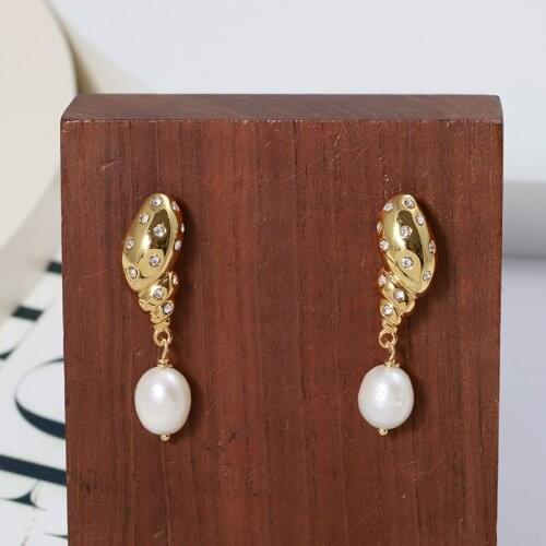 Minority retro European and American fashionable freshwater pearl earrings studded conch creative commuter earrings women