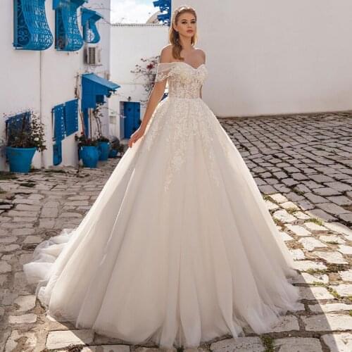 Floor Length Lace Appliques Sweep Train Long Sleeve V-Neck Wedding Dress Backless Backless Bridal Gowns Stunning High Quality