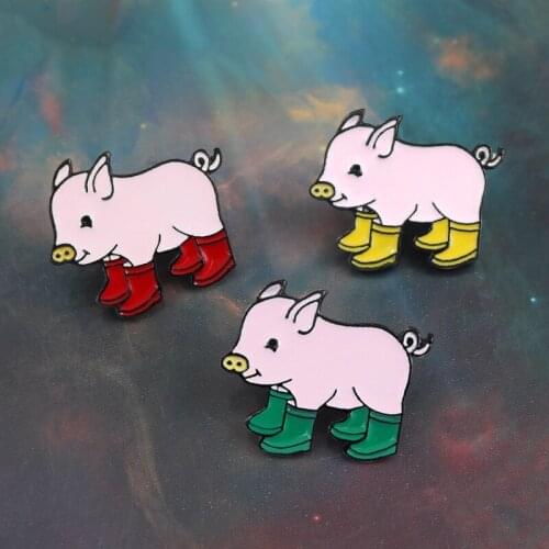 Pink Pig Brooch Color Rain Boots Cartoon Cute Piggy Rain Boots Enamel Pin Shirt T-shirt Leather Fun Badge Children Punk Gifts