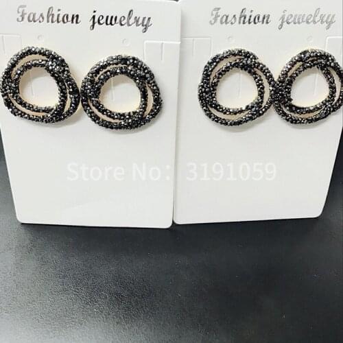 The new black rhinestone earrings are stylish, simple, elegant, elegant spiral-shaped, multi-ring earrings