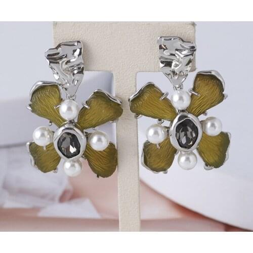 European and American personality resin flower shape inlaid pearl color diamond ear clip Gothic earrings jewelry for women