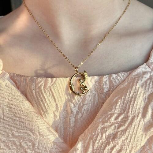 Fashionable Womens Pendant Necklace Moon Angel Shape Clavicle Chain Korean 18k Gold Necklace Womens Birthday Gift