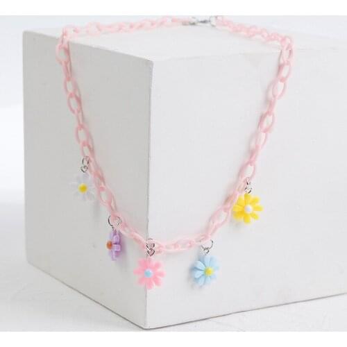 Korean Fashion Cute Little Daisy Flower Pendant Necklace for Women Simple Pink Acrylic Link Chain Choker Necklace Party Jewelry