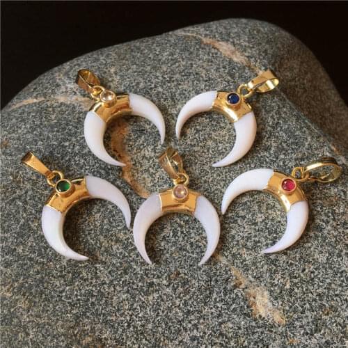 FUWO Natural Shell Crescent Pendant With Gold Zircon Charm 20mm Small Horns Jewelry Supplies Wholesale PD605