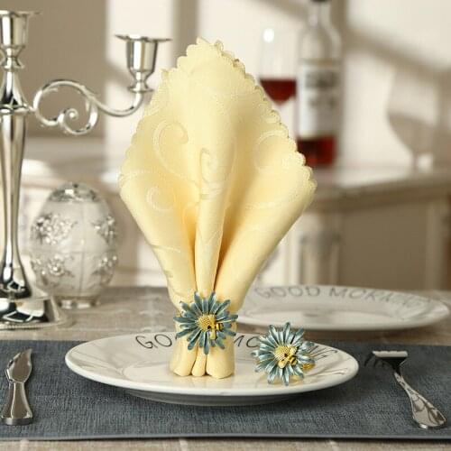 Creative metal bee flower towel ring desktop decoration for various festive gatherings, western wedding banquet occasions