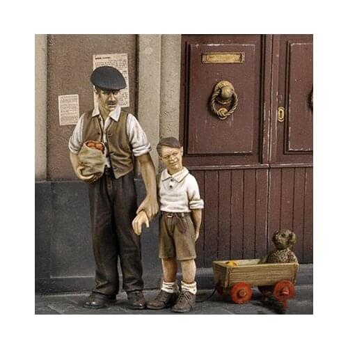 1/35 Scale Unpainted Resin Figure Civilian man with children 2 figures collection figure