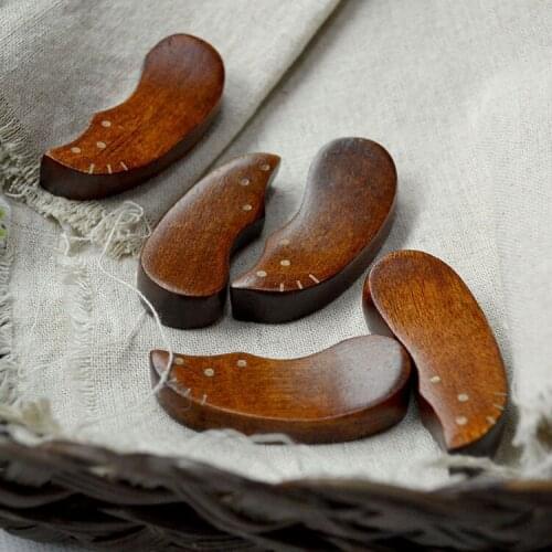 1pc Japanese Style Wood Chopsticks Holder Stand Cute Cat Design Chopstick Rack Pillow Care Rest Kitchen Art Craft Tableware