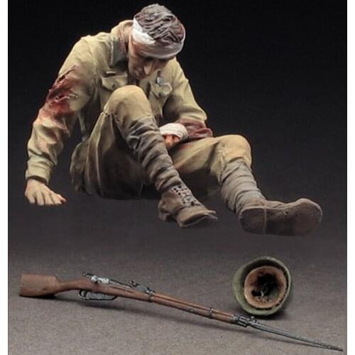 1/35 resin figure soldier model injured red army infantry GK white model hand-held World War II military scene 137