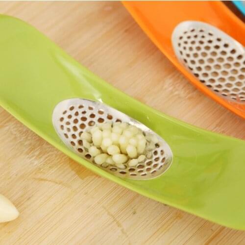 1 pc Stainless Steel +Plastic Garlic Press Ingot Shape Arc Garlic Crusher Random Color Novelty Kitchen Vegetable Tools