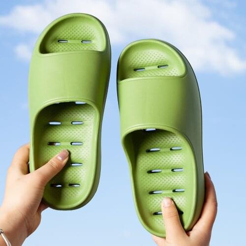 Trendy thick bottom EVA antiskid soft bottom water leakage bath bathroom men and women couples home home hollow silent slippers