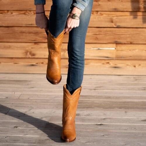 Men Classic Short Boots Embroidery Leather Shoes Round Toe Retro Middle Tube Boots Wild Casual Martin Boots Women Couple Shoes