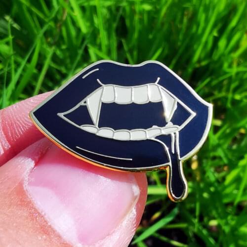 Vampire Fangs Black Lips Enamel Brooch Pin Backpack Hat Bag Collar Lapel Pins Badges Women Mens Fashion Jewelry Accessories