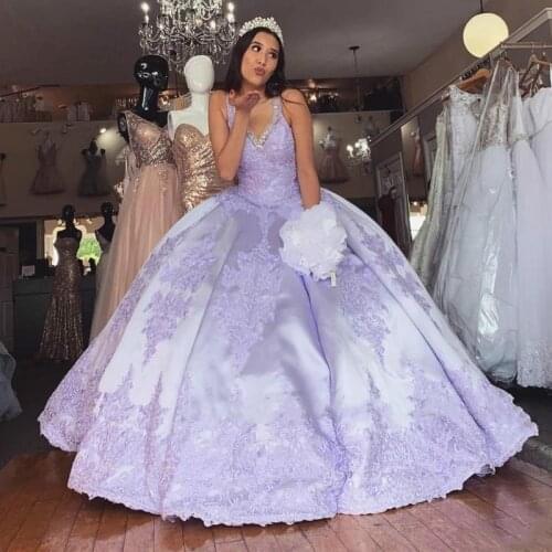 Elegant Unique Lavender Ball Gown Quinceanera Dresses V Neck Sweep Train Lace Long Formal Prom Party Gowns for Sweet 16 Tutu