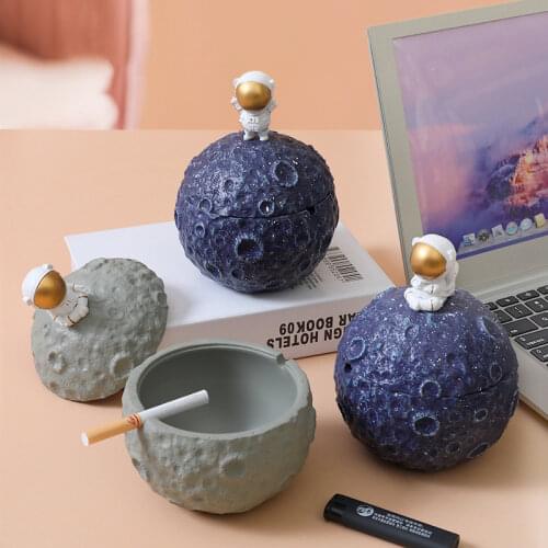 Nordic INS Astronaut Desktop Ashtray Anti Ash Flying with Cover Personality Home Decoration Craft Creative Storage Case Statue