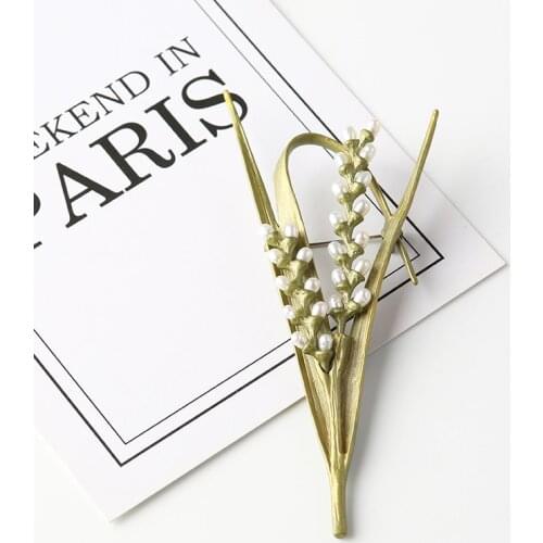 Vanssey Vintage Flower Brass Rice Leaf Natural Freshwater Pearl Green Coating Brooch Pin Scarves Wedding Accessories for Women