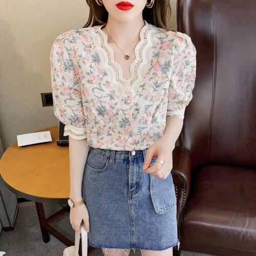 Summer New Floral Printted Chiffon Shirt Lace edge Stitching Fashion Temperament Ladies V-neck Puff Sleeve Vintage Blouse