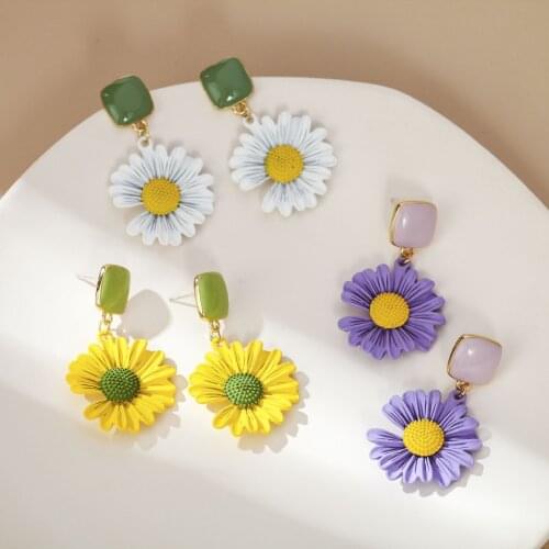 Fashion Purple/Yellow/White Colors Small Daisy Chrysanthemum Flower Stud Earrings for Women Boho Beach Party Jewelry Gifts