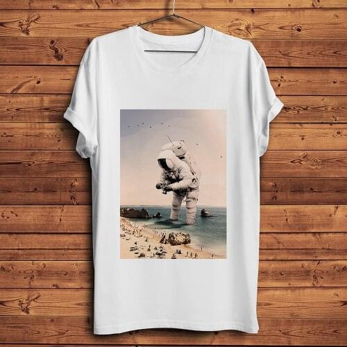 Extraterrestrial Astronaut in the beach t shirt men summer new white casual homme short cool geek tshirt unisex gift