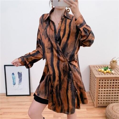 European Spring New Loose Retro Temperament Design Niche Amber Pattern Printing Mid-length Shirt Blouse Women Fashion Streetwear