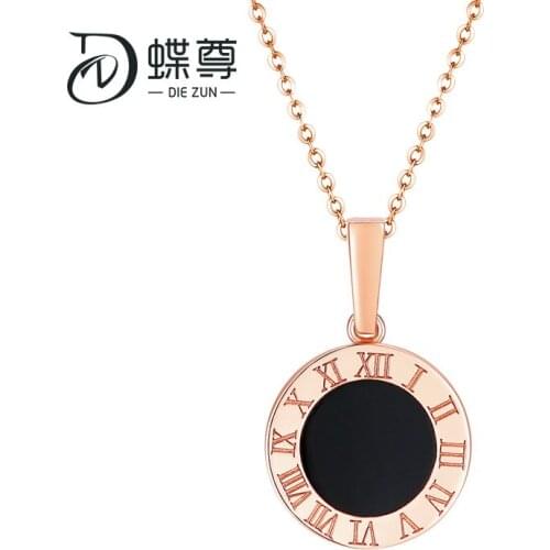 18K gold rose gold necklace black agate white shell Roman numeral colored gold girl AU750 gold girl wears it on both side