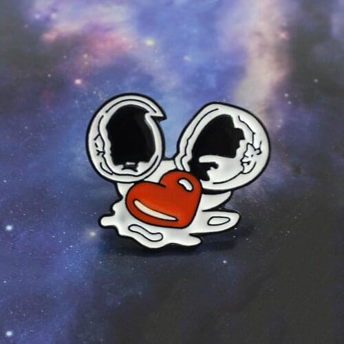 Lovely and Romantic Enamel Pins Broken Eggshell Egg Yolk White Red Love Egg Breakfast Valentines Day Lovers’ Gift Shirt Badge