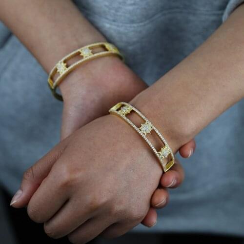 Trendy Starburst Bangle Women Star Bracelet Mini CZ Crystal Pave Set Hollowed Bangle Elegance Gorgeous Daily Party Fine Jewelry