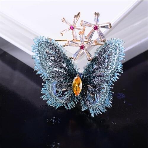 New Fashion Sweater Coat Brooches Butterfly Cloth Corsage Pins for Women Shawl Shirt Accessories Insect Jewelry Broche Pin Gift