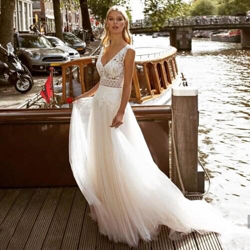 2021 Hot Sale Charming Beach Sleeveless Bridal Wedding Dresses Lace V Neckline Backless Wedding Gowns for Bride Sweep Train