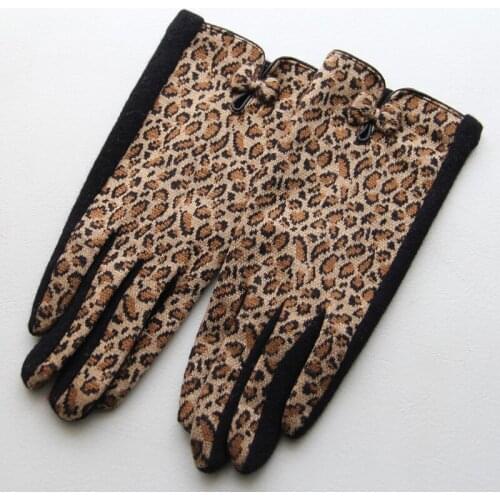 Fashion Female Elasticity Wool Knit Touch Screen Leopard Pattern Gloves Winter Women Warm Cashmere Full Finger Bow Gloves D19