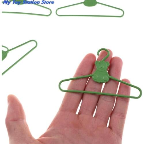 10/20 PCS / Lot Lovely Green Hangers Mini Cute Wardrobe Dress Coat Clothes Plastic Accessories For Babi Doll Dollhouse Gift Toy